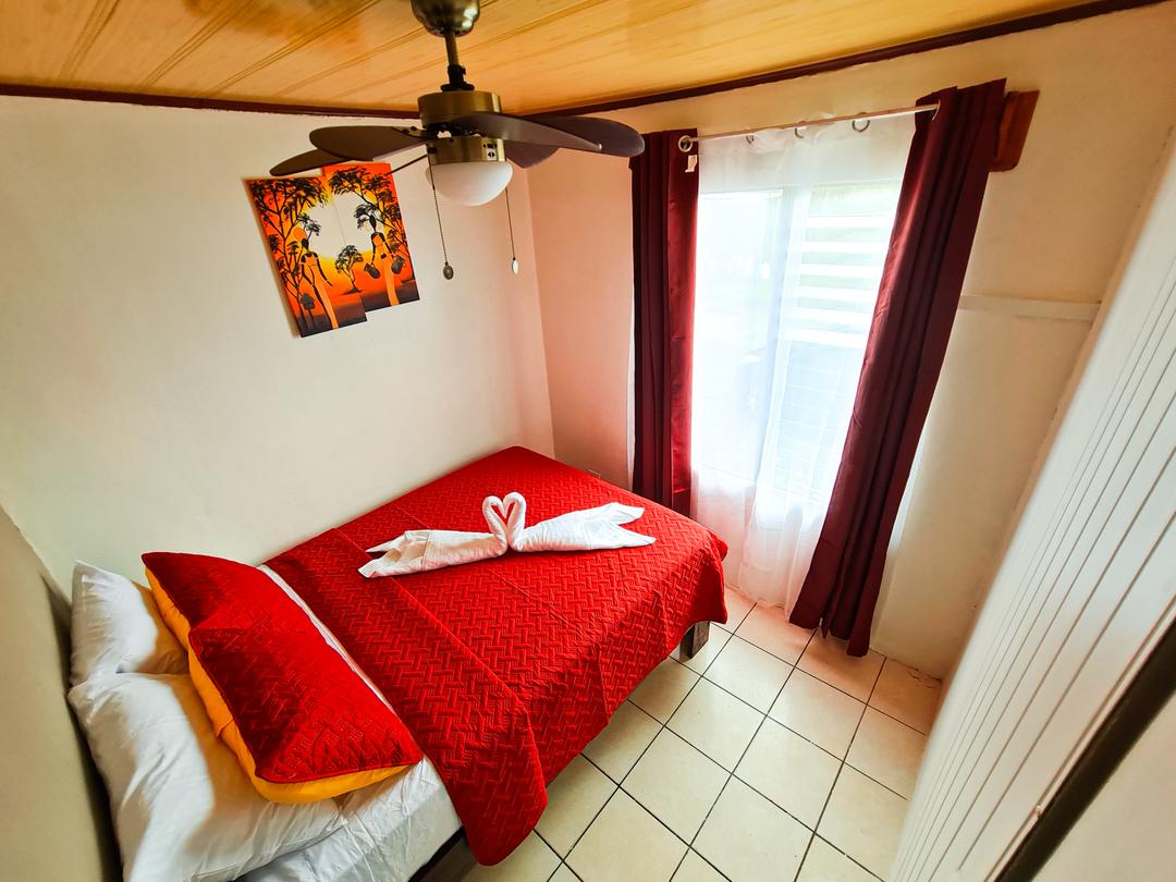 Bedroom with natural decoration in Guayabón Cabin 2