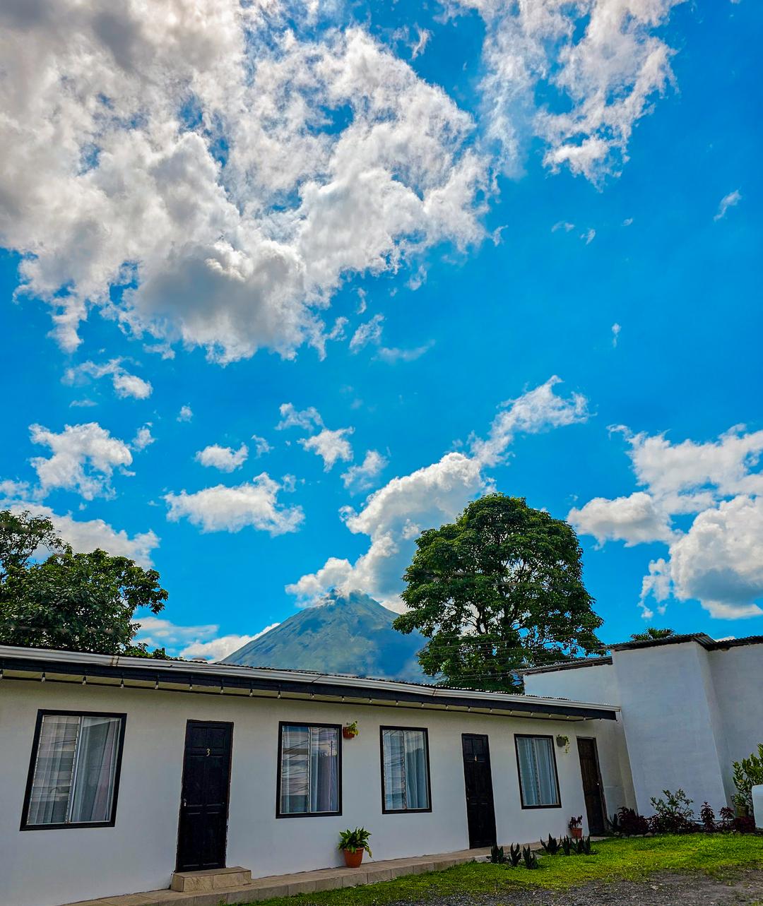 Dining room with rustic style in Guayabón Cabin 2