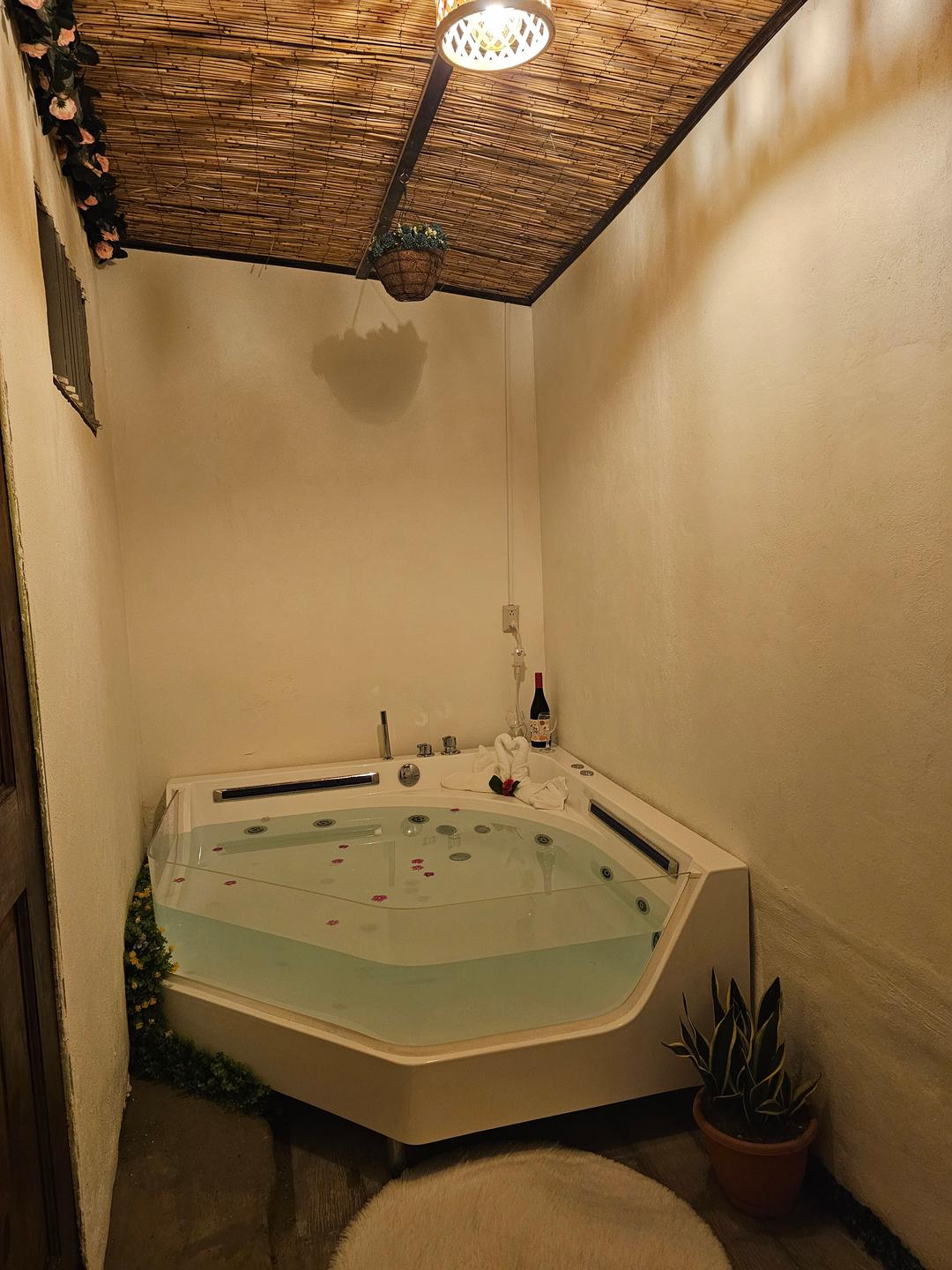 Bedroom with natural decoration in Guayabón Cabin 3